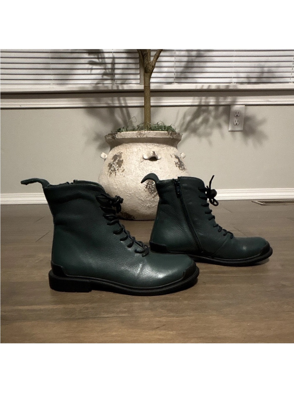Bueno Destine Green Leather Combat Boots - NWOB - Size 37 / US 6.5-7